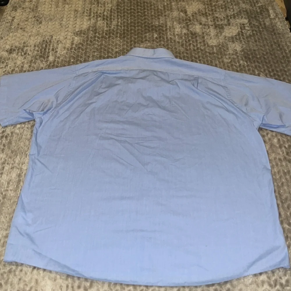 Van Heusen Short Sleeve Button down Shirt. Size 18-18.5. End On End. - Picture 7 of 7